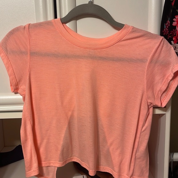 Coral cropped tshirt with back cutout - Picture 1 of 2